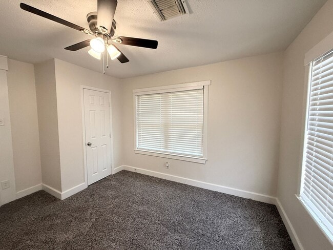 Building Photo - Adorable 3/1/1 Home on Giant Lot in Lake J...