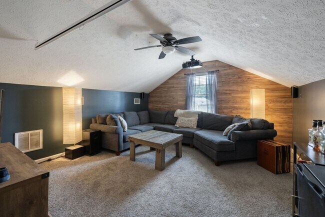 Building Photo - Single Family Home For Lease