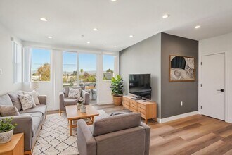 Building Photo - IM 21