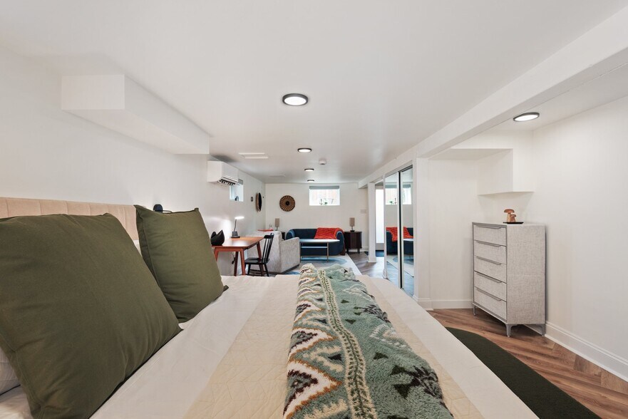 Building Photo - 2314 NE Flanders St