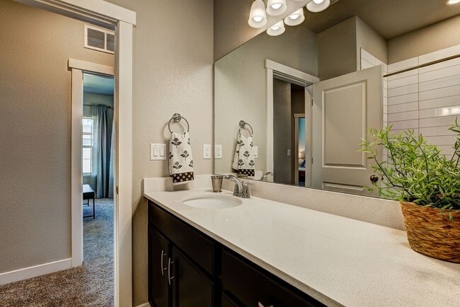 Building Photo - Move-In Ready 3-Bedroom Townhome with Garage & Modern Finishes in Loveland!