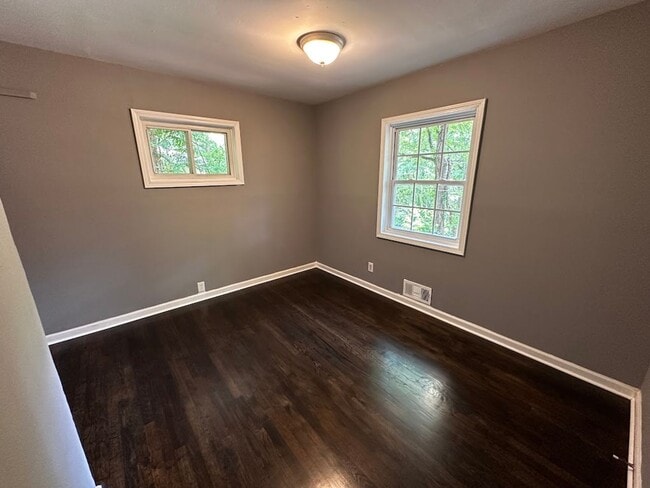 Building Photo - 4 bed and 2 bath in Decatur!