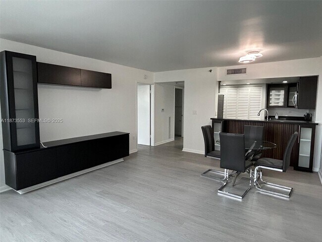 Building Photo - 540 Brickell Key Dr