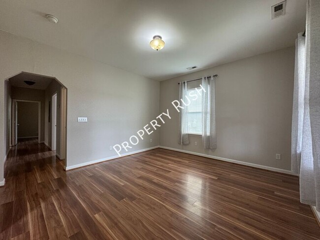 Building Photo - 1005 S Hickory St
