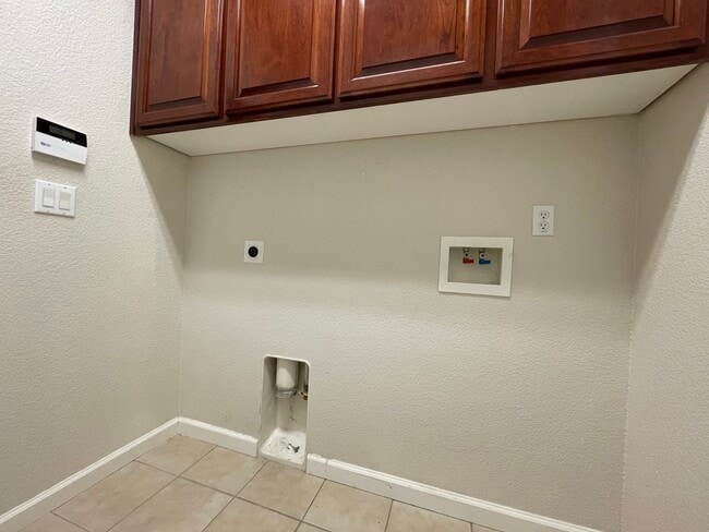 Building Photo - Fireplace in Living Room, Backyard Patio, Hardwood and Laminate Flooring