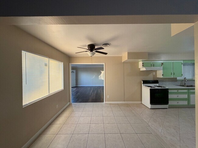 Building Photo - Affordable 3 BD 2 BA house in SW Bakersfield on a corner lot