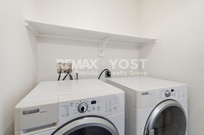 Building Photo - Bright, Open Floor Plan with Low-Maintenance Yard in Arizona City!