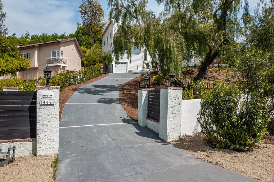 Building Photo - 19555 Oxnard St