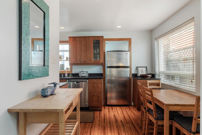 Building Photo - 2031 Fairview Ave E