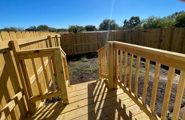 Building Photo - 6906 Crestway Dr