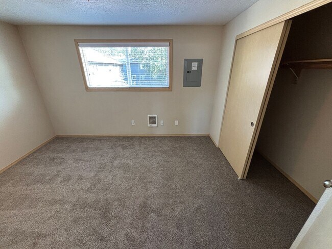 Building Photo - $1,000.00  OFF  1ST  FULL  MONTH'S  RENT   Pet-friendly Townhouse Near Parks and Downtown Newberg...