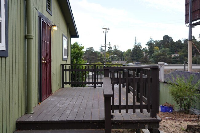 Building Photo - Spacious 3 bedroom, 1 bathroom renovated home