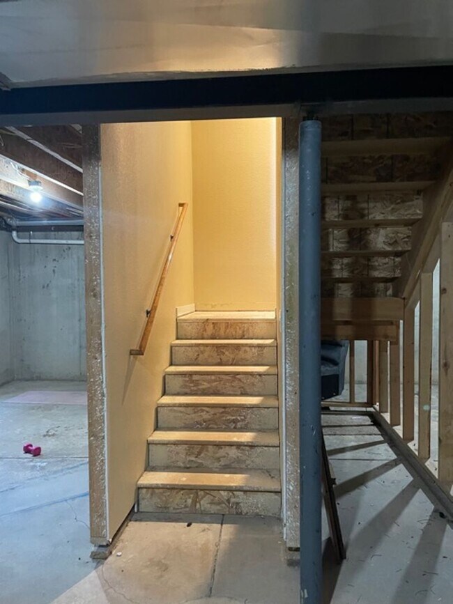 Building Photo - Gorgeous End-Unit Townhome Backing to Open Space!