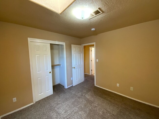 Building Photo - 3 Bedroom Single Story Home Near Unser Blv...