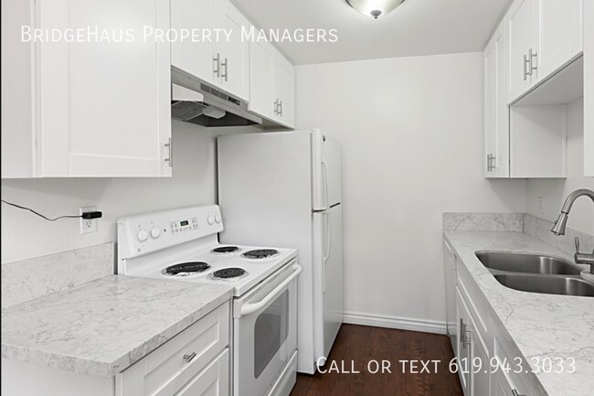 Building Photo - Make This 2 Bedroom Unit In Sunny Lakeside...