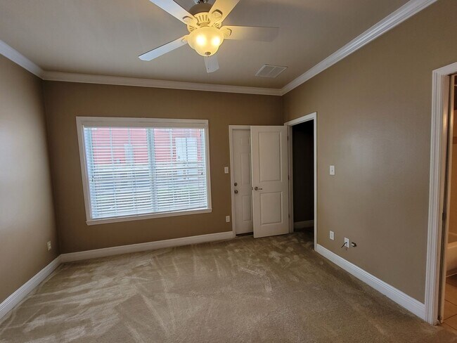 Building Photo - Upscale 3/3 town home in University Green ...
