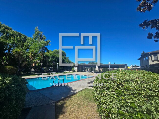 Building Photo - 2/1.5 Condo in 4plex, Granite Counters, LVT, 1 Car Garage, Community Pool and Laundry
