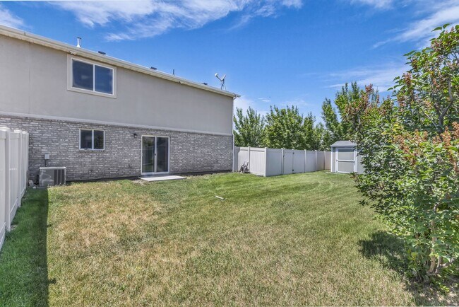 Building Photo - 4 Bedroom 3 Bathroom Home in Springville!