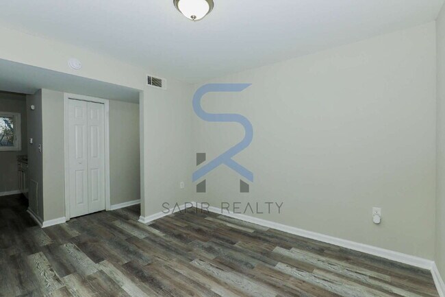 Building Photo - Your Dixie Hills  All-Electric 2BR/1BA Hideaway