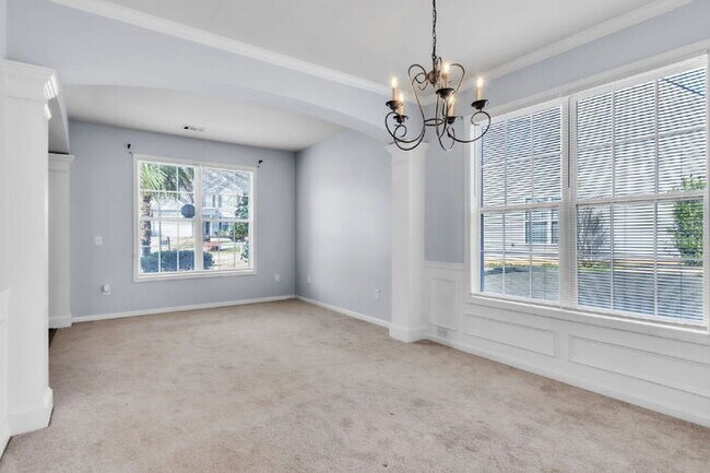 Building Photo - Spacious 4BR Home w/ Screened Porch, Fenced Yard & Great Location