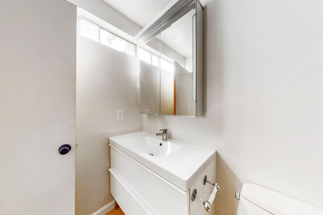 Building Photo - 242 Avenida Lobeiro