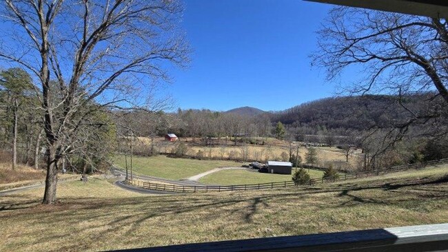 Building Photo - 3 bedroom 2.5 bathroom home for rent in Sylva