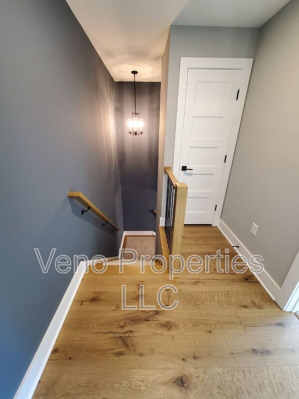 Building Photo - 154 Elm St