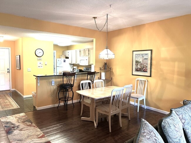 Building Photo - Furnished 2 Bedroom, 2 Bath, 2nd Floor Con...