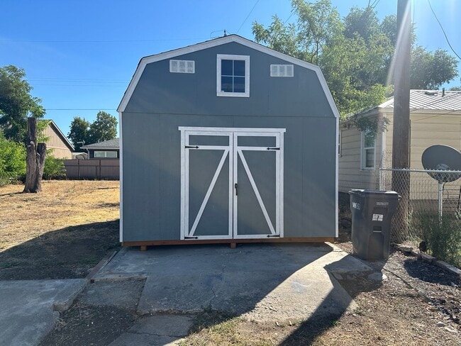 Building Photo - Newly Remodeled!