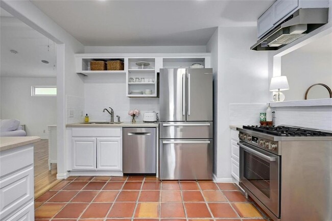 Building Photo - 406 W 55th St