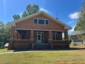 Building Photo - Large North Side Home