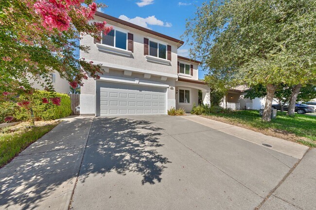 Building Photo - Spacious 4-Bedroom Home, Beautifully Maint...