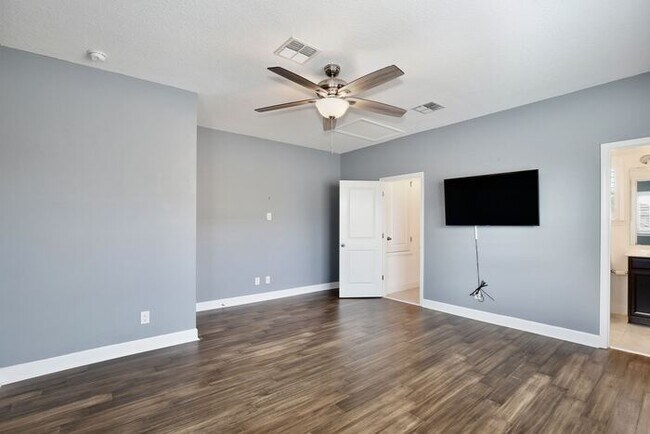 Building Photo - Elegant 5-Bedroom Pool Home for Rent in Sa...