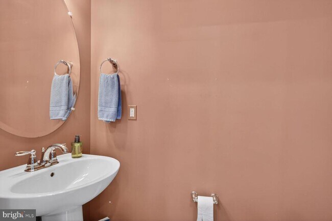 Building Photo - 724 Hendrix Ave