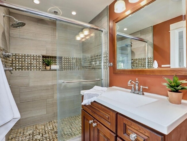 Building Photo - 229 Jacaranda Pl