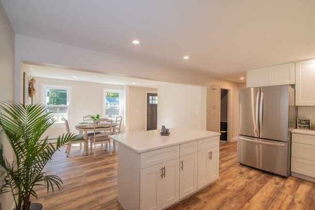 Building Photo - 11 Chatham St