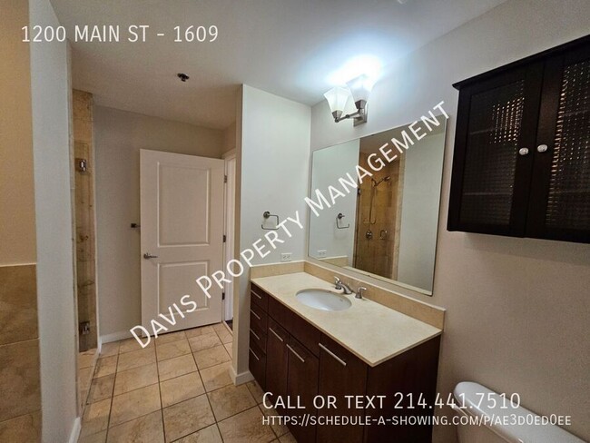 Building Photo - Downtown condo with roof top pool & concie...