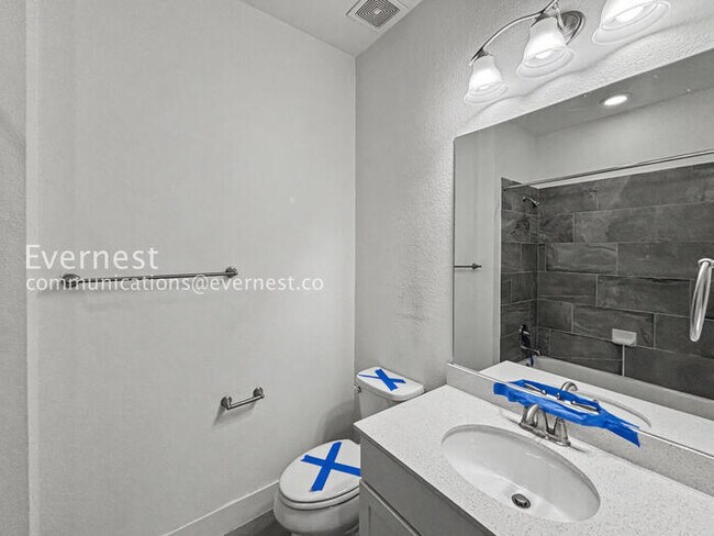 Building Photo - 3 Bed, 2 Bath Home with Fenced Yard & Garage / Pet-Friendly / Available Now!