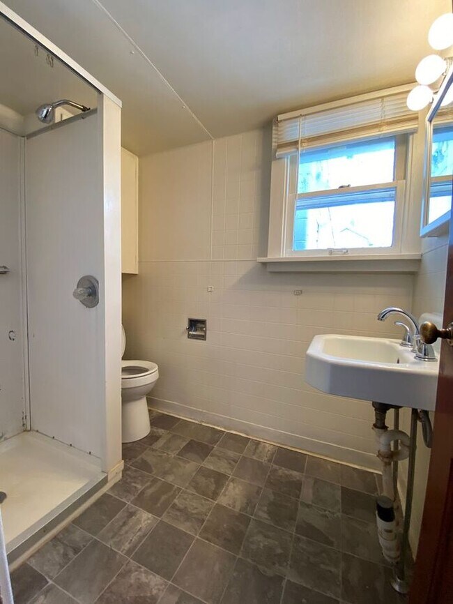 Building Photo - Studio Apartment in Dowagiac