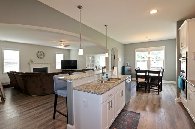 Building Photo - "Spacious 4-Bedroom Gem with 3.5 Baths and...