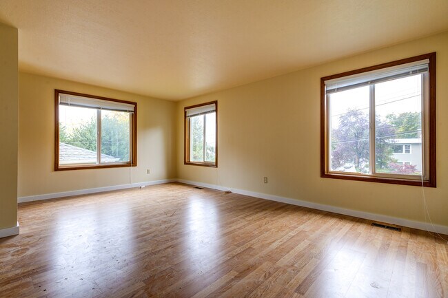 Building Photo - 8bed, 4 BA House, Close to University Village!!