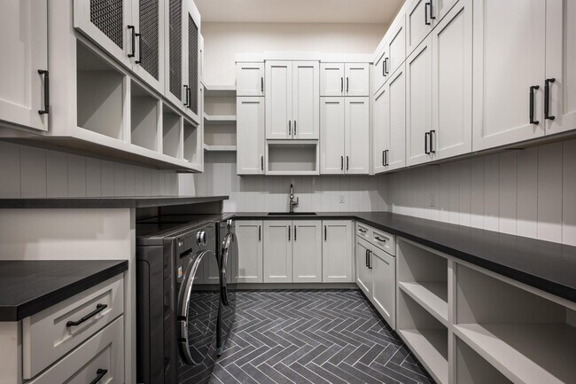 Building Photo - 6500 E Cactus Wren Rd