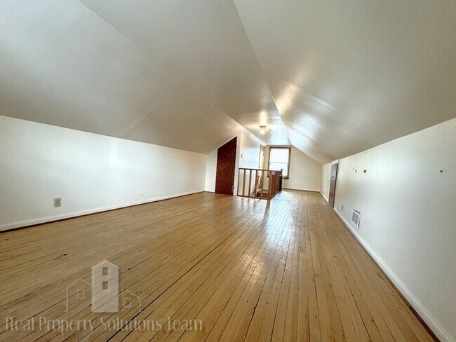 Building Photo - Beautiful home in Clintonville