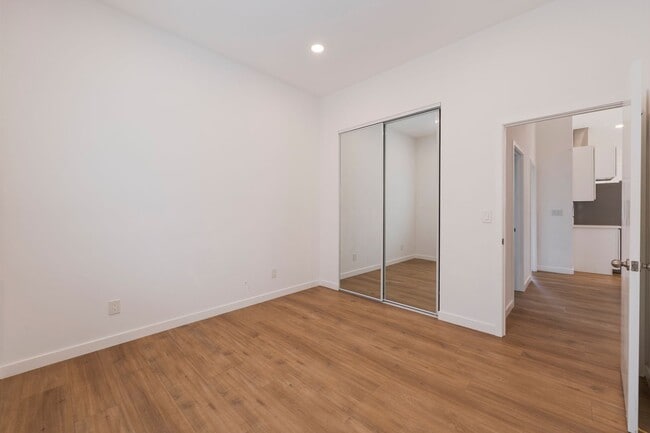 Building Photo - Warm & Inviting Hawthorne Home!