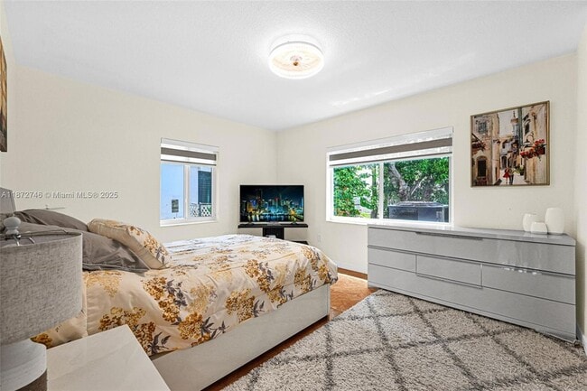 Building Photo - 6840 SW 26th Ct