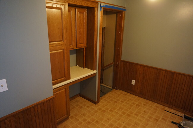 Building Photo - AVAILABLE JUNE - 3 Bed, 1 Bath