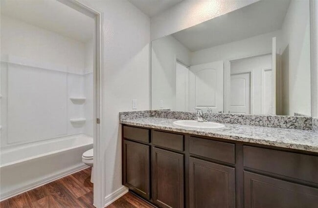 Building Photo - 521 Riverdale Dr