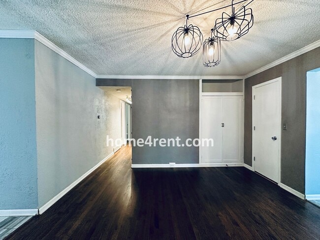 Building Photo - Overland Park Ranch w/ Wood Floors, Update...