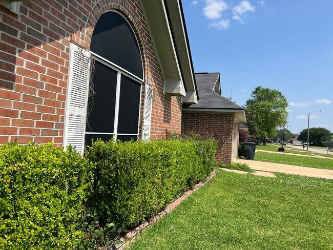 Building Photo - Close to Barksdale Air Force Base... You d...