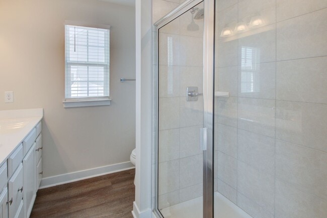 Building Photo - Like New End Unit Townhome, 3 Bed 2.5 Bath